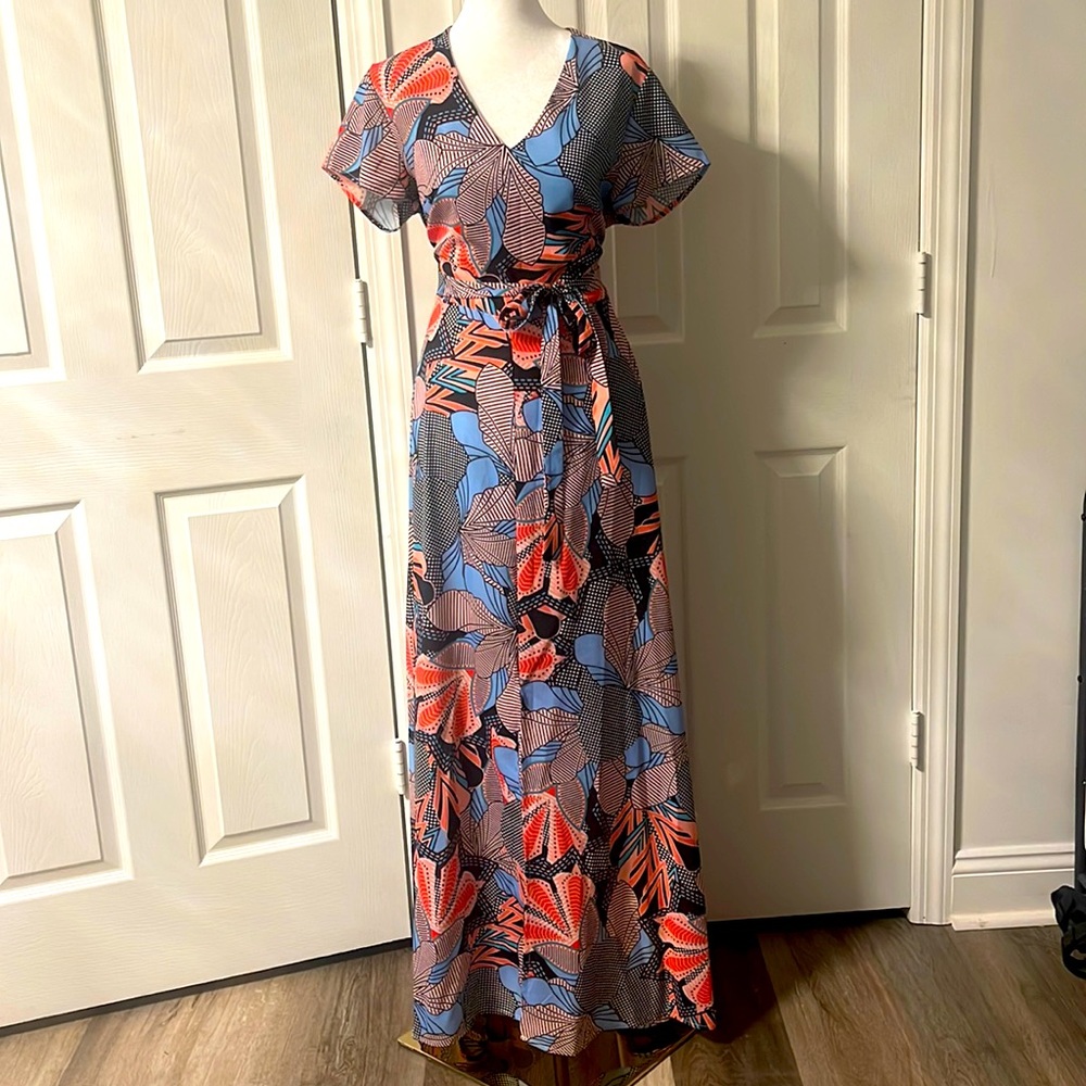 Beautiful Maxi dress with a split in the middle. Worn once